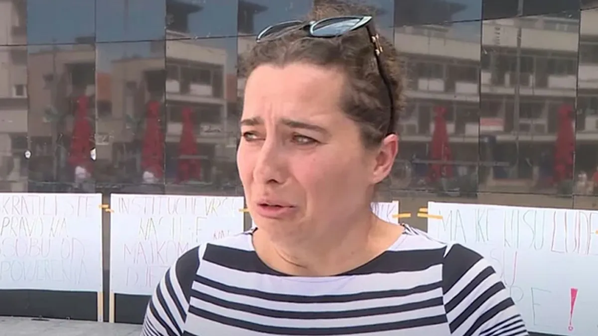 Amela Bećirspahić danas je šesti dan u štrajku glađu na trgu u centru Bihaća.