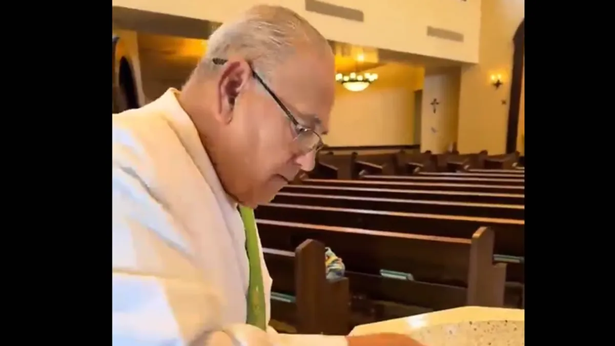 Pa, gdje ide ovaj svijet? Sveštenik krsti lutku?!