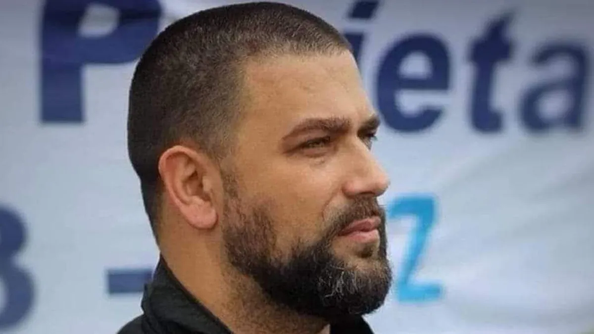 Desetine hiljada građana okupili su se kod željezničke stanice u Novom Sadu te su uz 16 minuta šutnje i polaganje cvijeća odali počast žrtvama pada nadstrešnice.