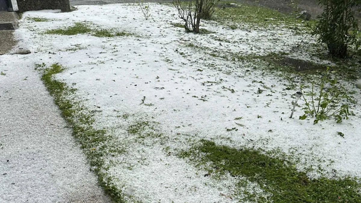 Zbog intenzivnih pljuskova, bujice i manji potoci također brzo rastu, a na nekoliko mjesta već su blizu izlijevanja