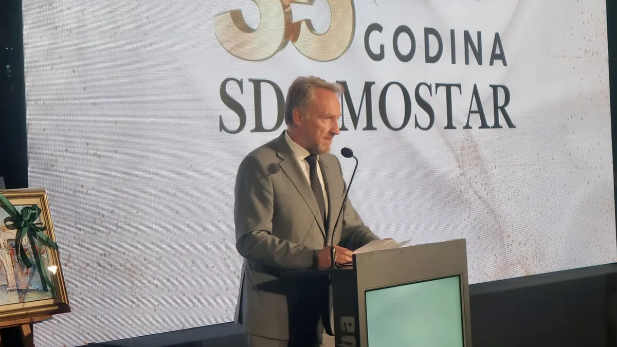 Istaknuo je Izetbegović potrebu pronalaska valjanog rješenja za popravljanje odnosa bošnjačkog i hrvatskog naroda