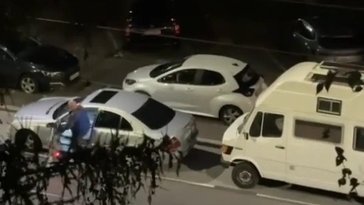 On pokušava ući u svoj automobil, dok policija namjerava da ga zaustav