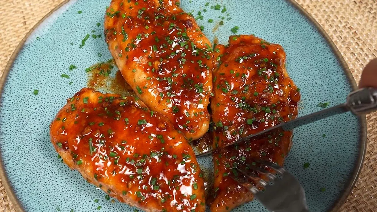 Pileća prsa dobijaju savršeno zapečenu zlatnu koricu, a uz njih dolazi i sočan sos