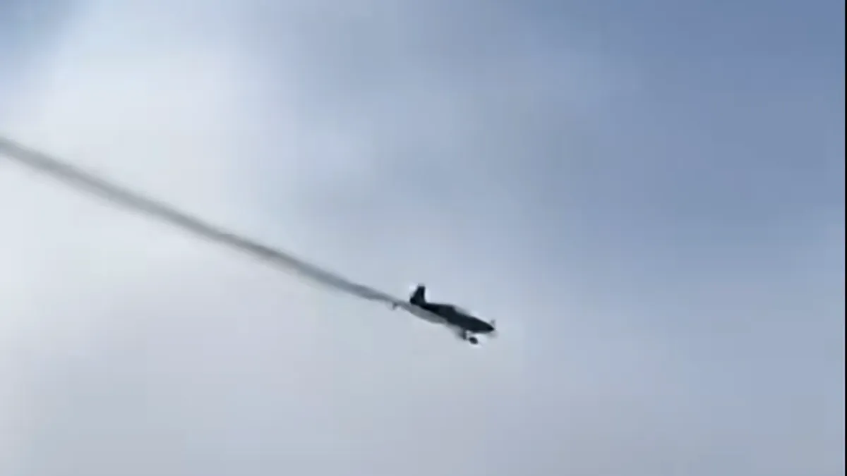 Na snimku se vidi kako avion pravi čudne krugove na nebu, dok se sve vrijeme dimio, a zatim se i srušio na zemlju