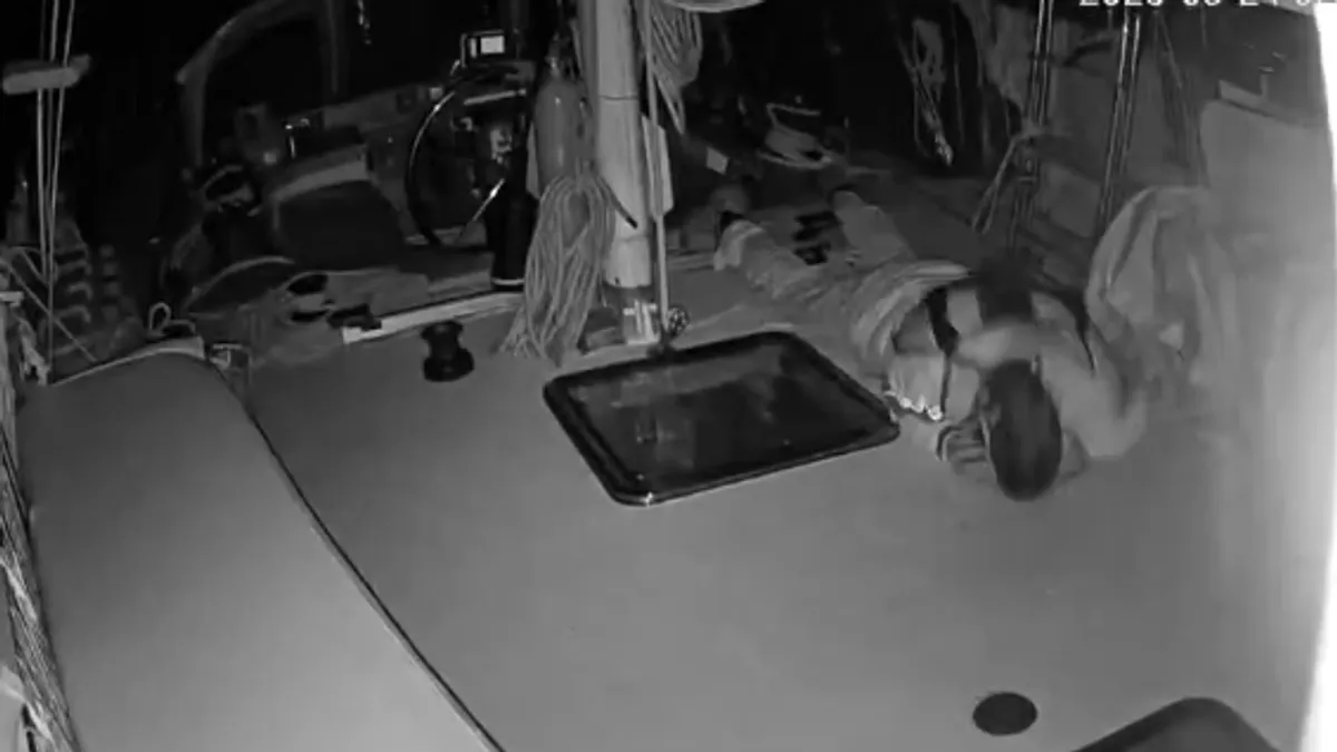 Acar je rekla da su aktivisti uočili 15 do 16 dronova u zraku, te dodala da su im radio veze bile ometane