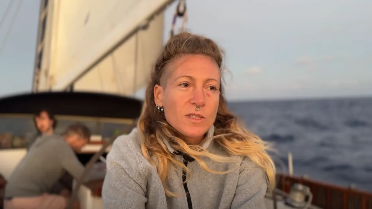 Dodaje da uprkos činjenici da plove u skladu sa humanitarnim pravom i u međunarodnim vodama, ovaj ničim izazvani i ilegalni napad ne izgleda kao zadnja prijetnja flotili. 