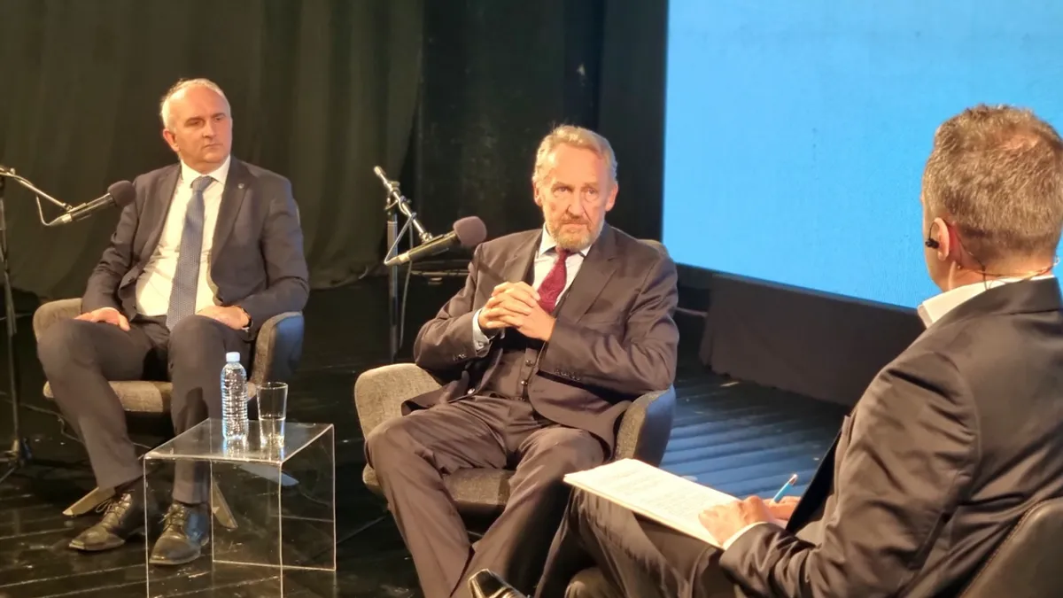 Kada su u pitanju odnosi sa međunarodnom zajednicom, Izetbegović je konstatovao da se potpuno promijenio odnos međunarodnih zvaničnika prema SDA