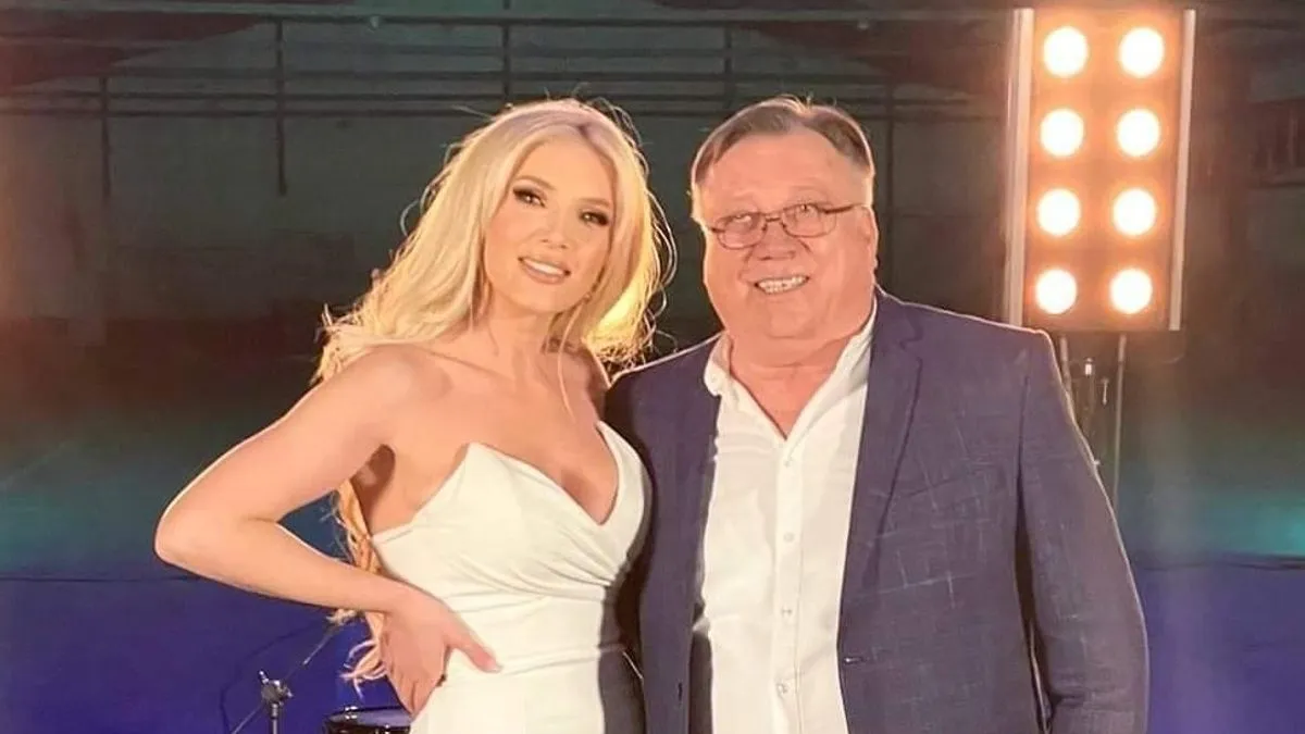 U karijeri joj je, kako kaže, mnogo pomogao, a njenim pjesmama i stvaralaštvu uvijek pružao podršku