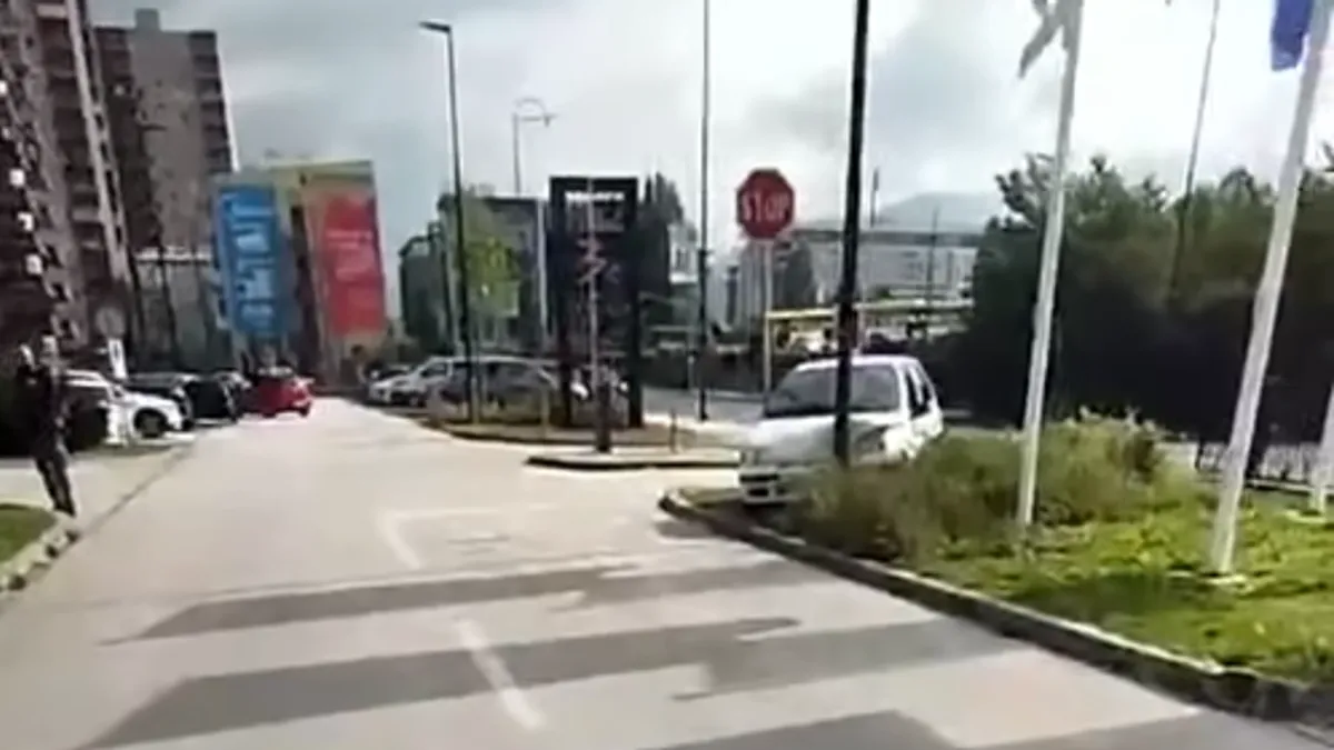 Na snimku je vidljiva materijalna šteta na vozilu