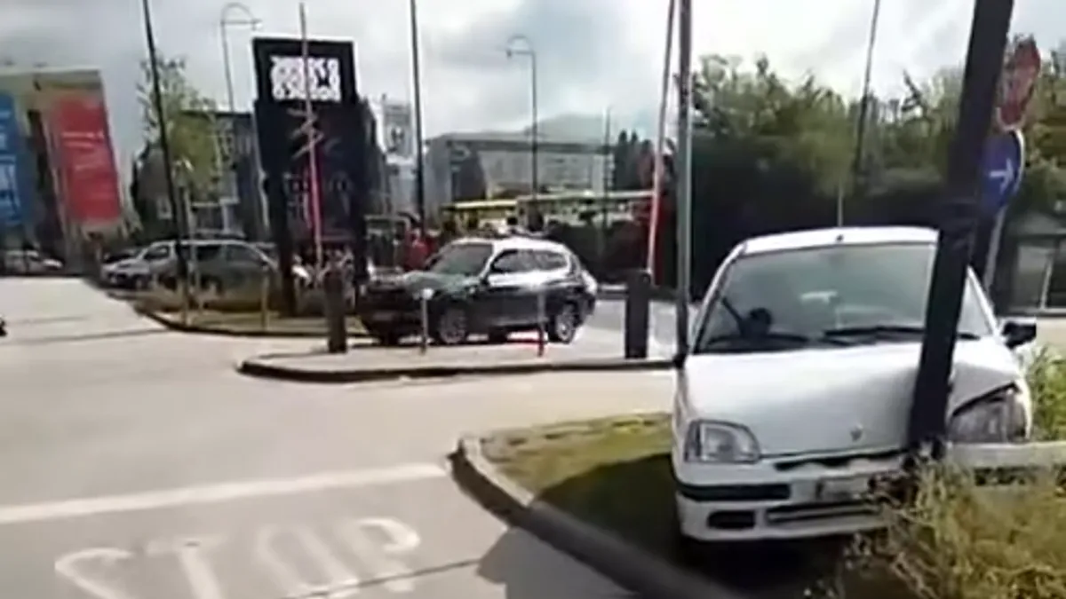Saobraćajna nesreća u Sarajevu: Automobilom se zabio u banderu