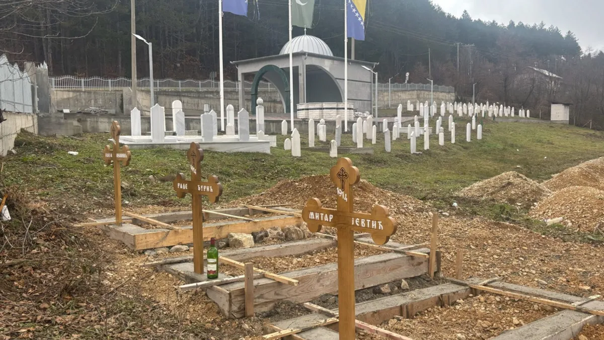 Mještani Kragljivode kazali da su uznemireni zbog postavljanja krstova kod mezarja, a bošnjački odbornici Skupštine općine Srebrenica i mještani podnijeli su krivičnu prijavu 