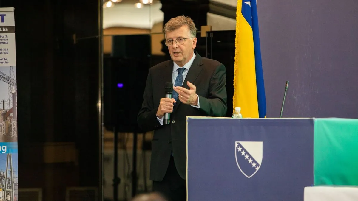 Kroz primjere implementiranih mjera u industrijskim preduzećima, prikazani su konkretni benefiti kao što su smanjenje troškova energije, povećanje konkurentnosti...