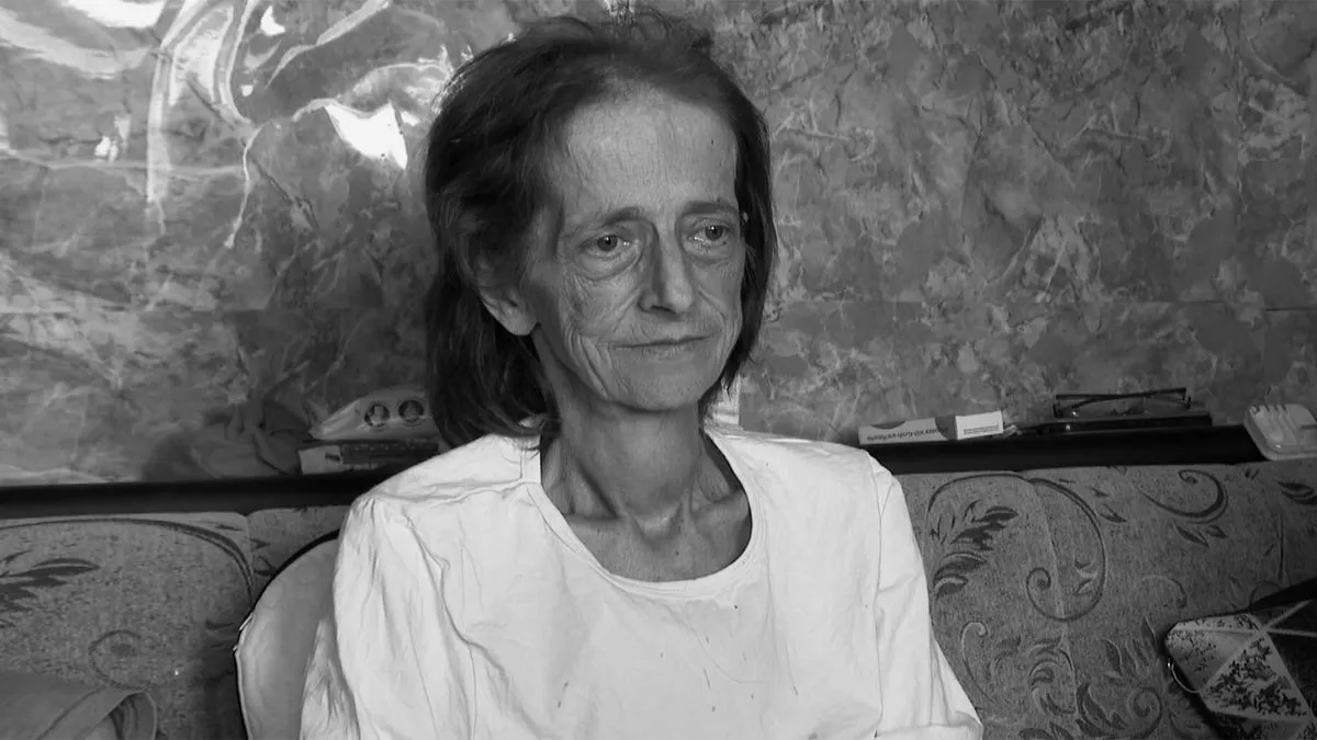 Iako umorne, njene ruke su uvijek bile spremne na zagrljaj, a njeno srce, iako ranjeno, neumorno je kucalo za njih, sve dok nije stalo.