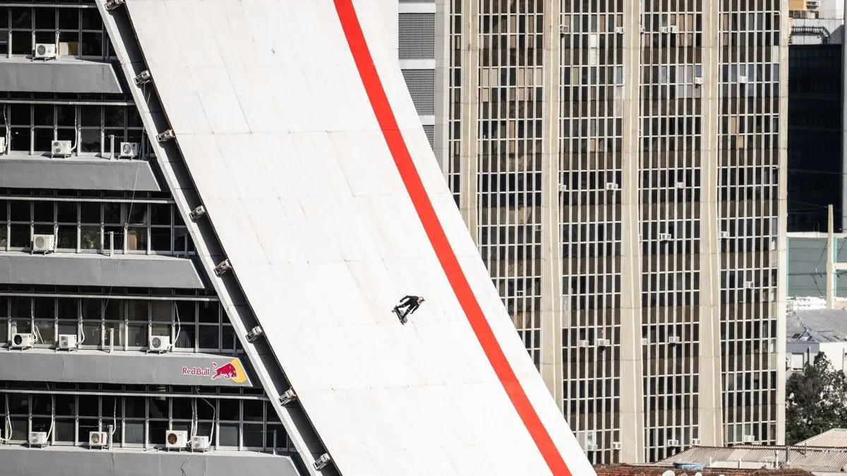 Sandro Dias skateboardom se spustio niz 22-spratnu zgradu u Brazilu