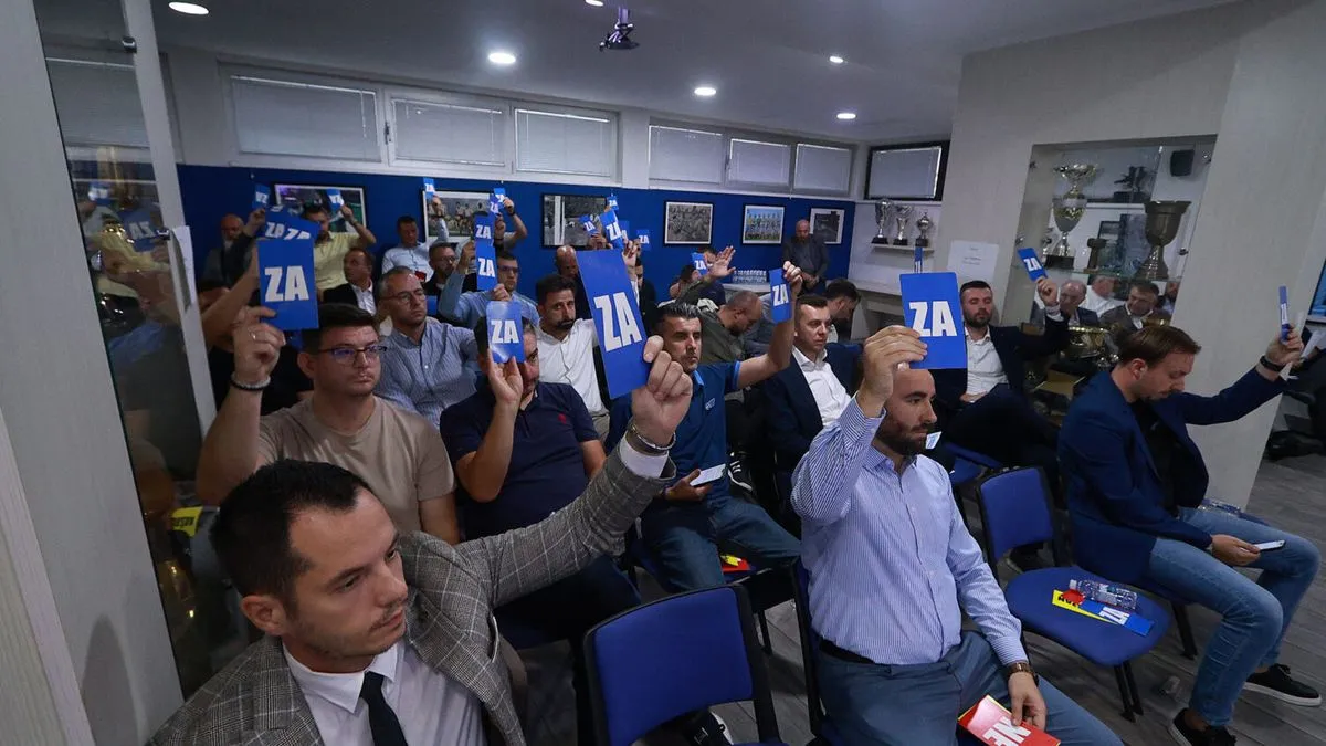 U Plavom salonu Stadiona Grbavica održana je redovna sjednica Skupštine FK Željezničar, ujedno i posljednja u dosadašnjem sazivu