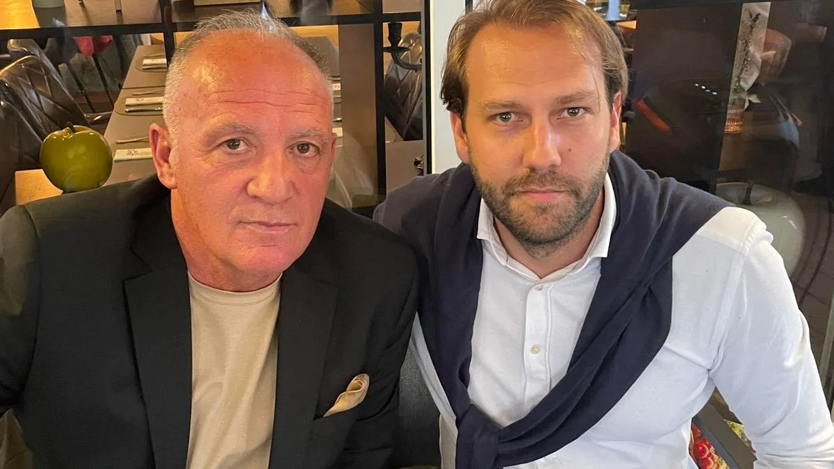 Od kada je objavio ovu knjigu, sav prihod od prodaje ide u dobrotvorne svrhe.