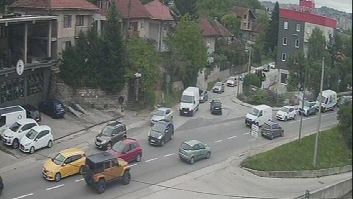 Na regionalnom putu R-435a saobraćaj je potpuno obustavljen zbog nanosa zemlje, pijeska i manjih odrona.