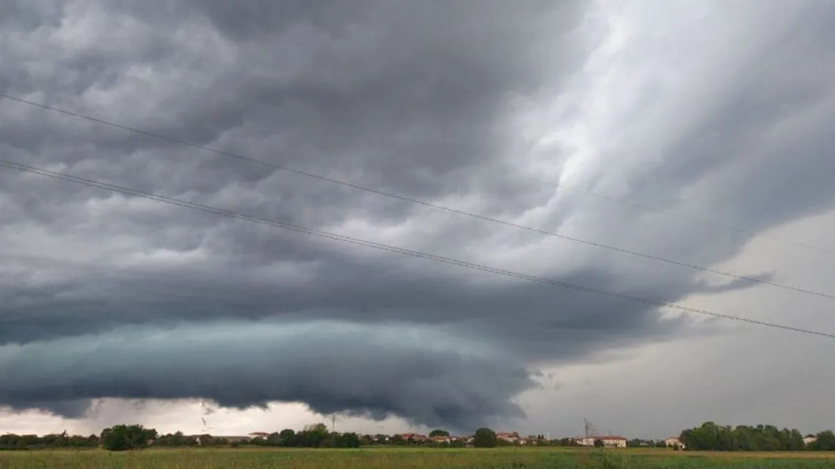 Meteorolozi upozoravaju da ovakve superćelijske oluje nose snažne udare vjetra, obilne padavine i grmljavinske oluje