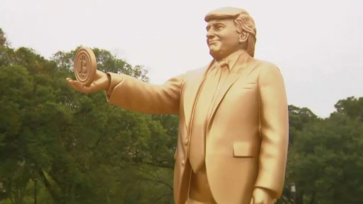 Organizatori su dodali da statua predstavlja omaž Trumpovoj otvorenoj podršci kriptovalutama te da su očekivali da će tokom dana privući veliku pažnju prolaznika.