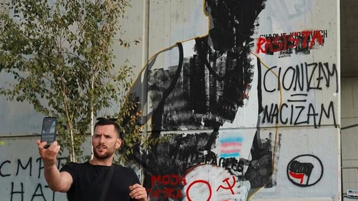 Mural je prebojen crnom bojom, a iscrtan je i znak radikalnog ljevičarskog pokreta Antifa.