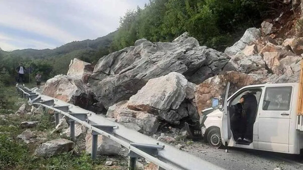 Na fotografijama koje su zabilježili učesnici u saobraćaju, može se vidjeti da je cijeli kolovoz prekriven odronjenim stijenama