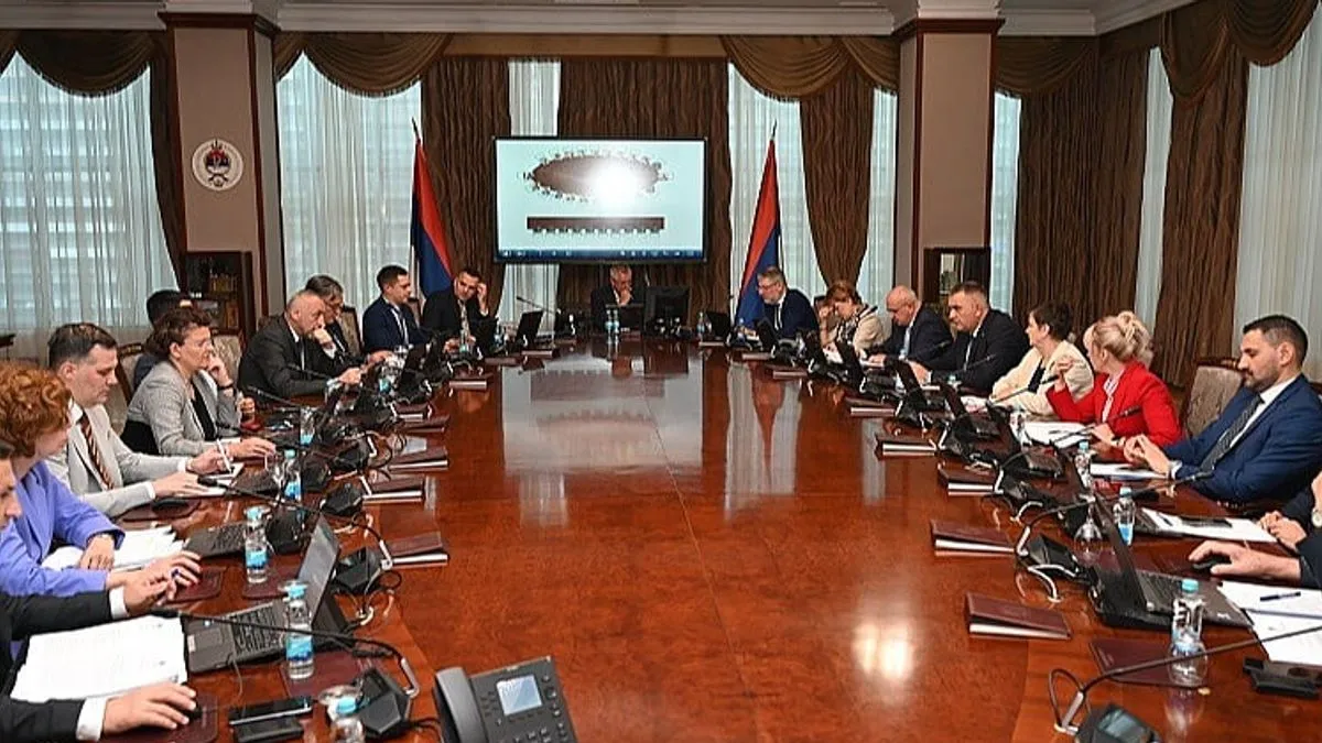 Zvanično objašnjenje iz Vlade glasi da primopredaja još nije izvršena jer nije istekao rok za eventualne apelacije u Vijeću naroda RS-a.