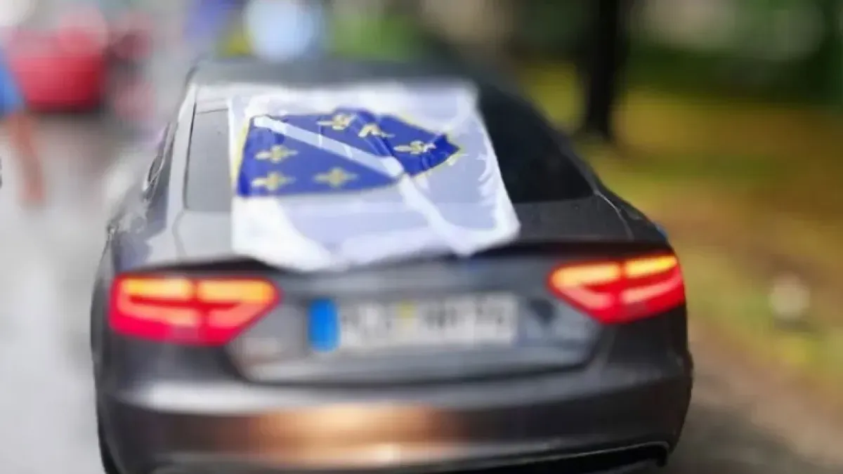 Zastave su, uz izdavanje potvrde, oduzete, a protiv vozača su izdani prekršajni nalozi