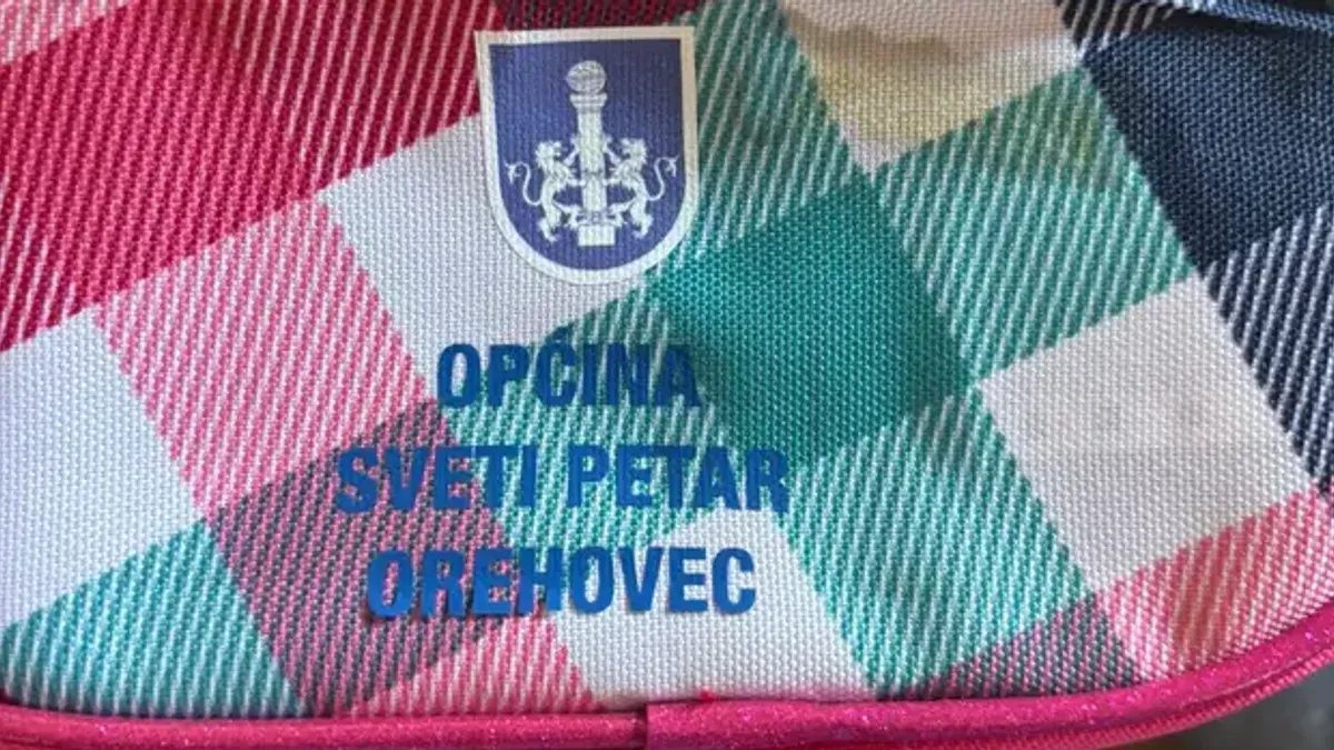 Prvačići dobili prljave pernice i čokolade kojima je istekao rok!