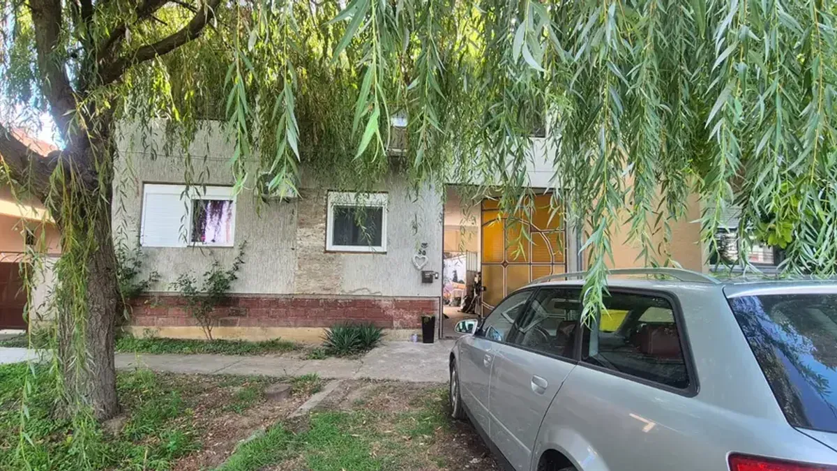 Od ranog jutra u ulicu u kojoj se nalazi kuća pristizala su službena vozila krim-policije