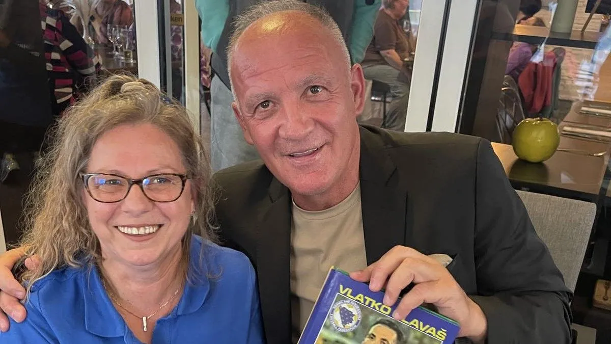 Od kada je objavio ovu knjigu, sav prihod od prodaje ide u dobrotvorne svrhe.