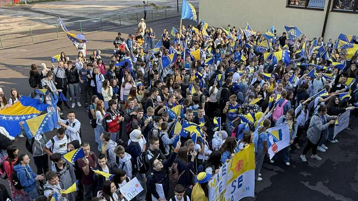Učenici i nastavnici, obučeni u plavu i žutu boju i sa transparentima podrške, još jednom su pokazali kako izgleda iskrena i snažna podrška