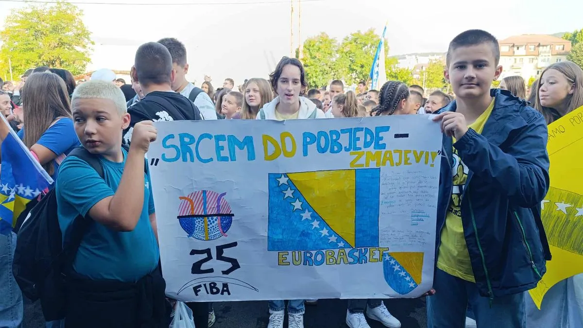 Učenici i nastavnici, obučeni u plavu i žutu boju i sa transparentima podrške, još jednom su pokazali kako izgleda iskrena i snažna podrška