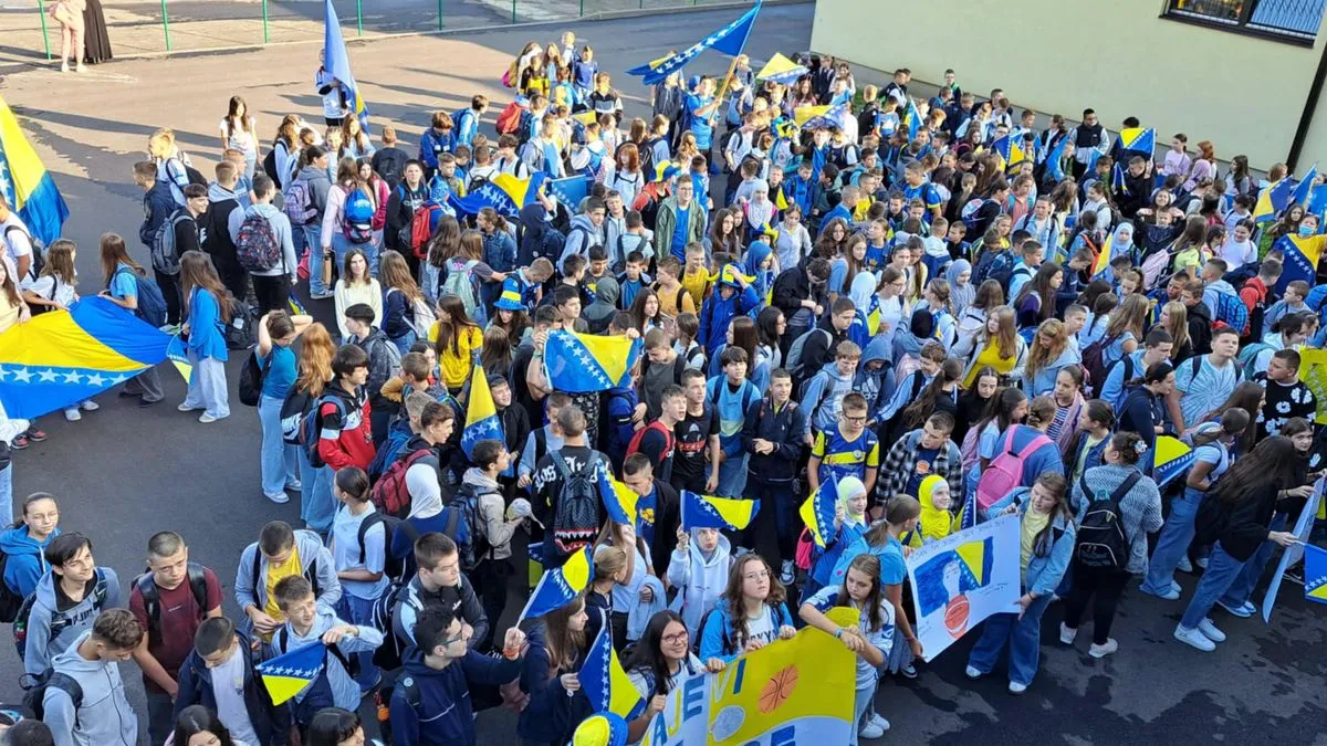 Učenici i nastavnici, obučeni u plavu i žutu boju i sa transparentima podrške, još jednom su pokazali kako izgleda iskrena i snažna podrška