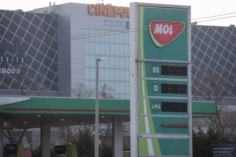 function r(){if(it(n),n.value===Hm){let o=null;throw new D(-950,o)}return n.value}