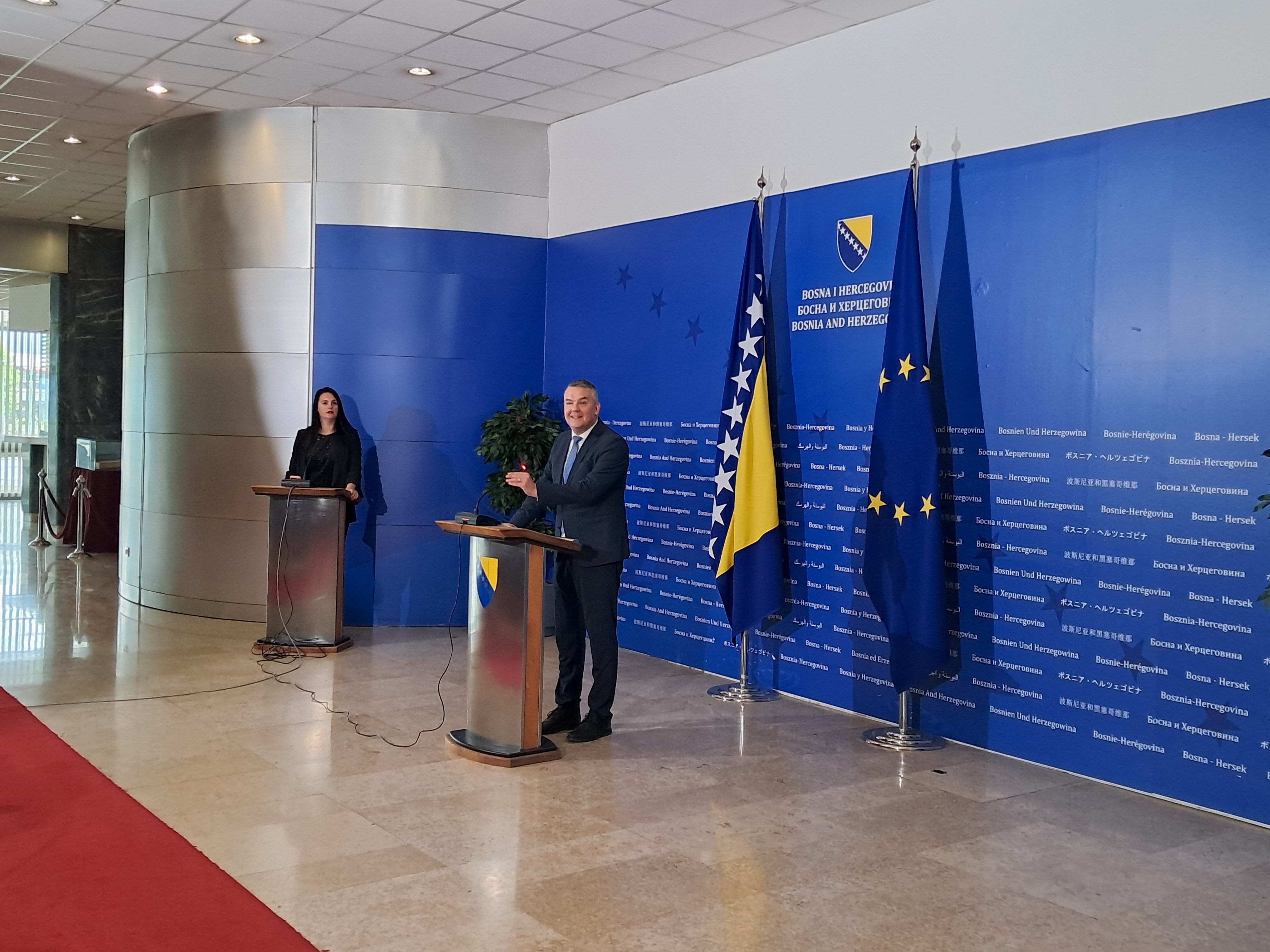 function r(){if(it(n),n.value===Hm){let o=null;throw new D(-950,o)}return n.value}