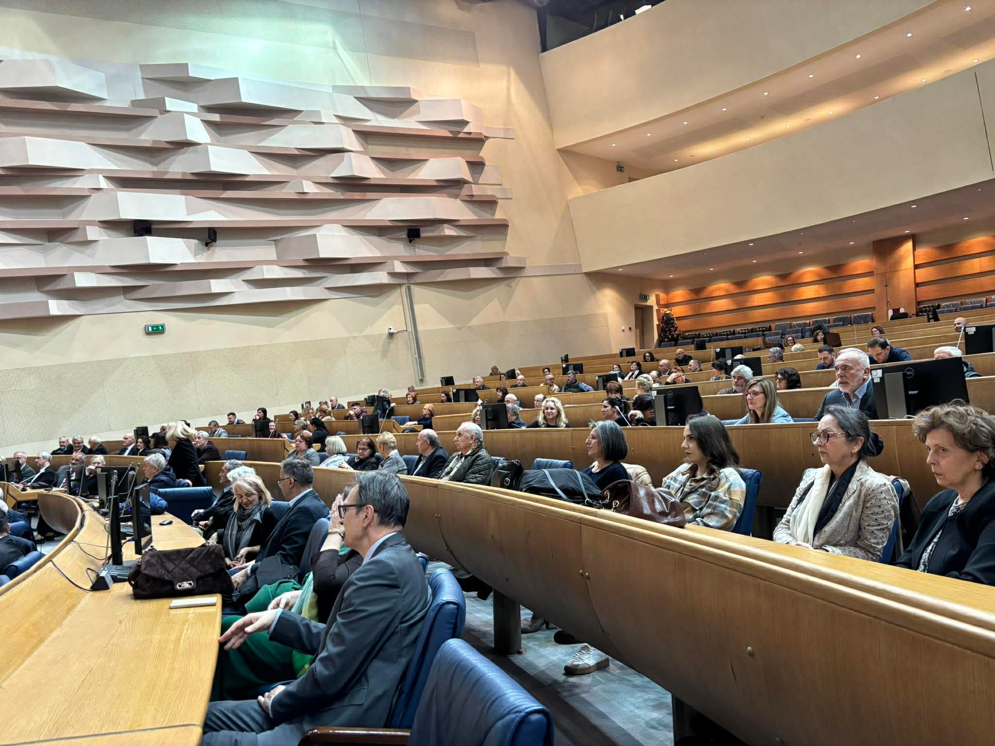 function r(){if(it(n),n.value===Hm){let o=null;throw new D(-950,o)}return n.value}