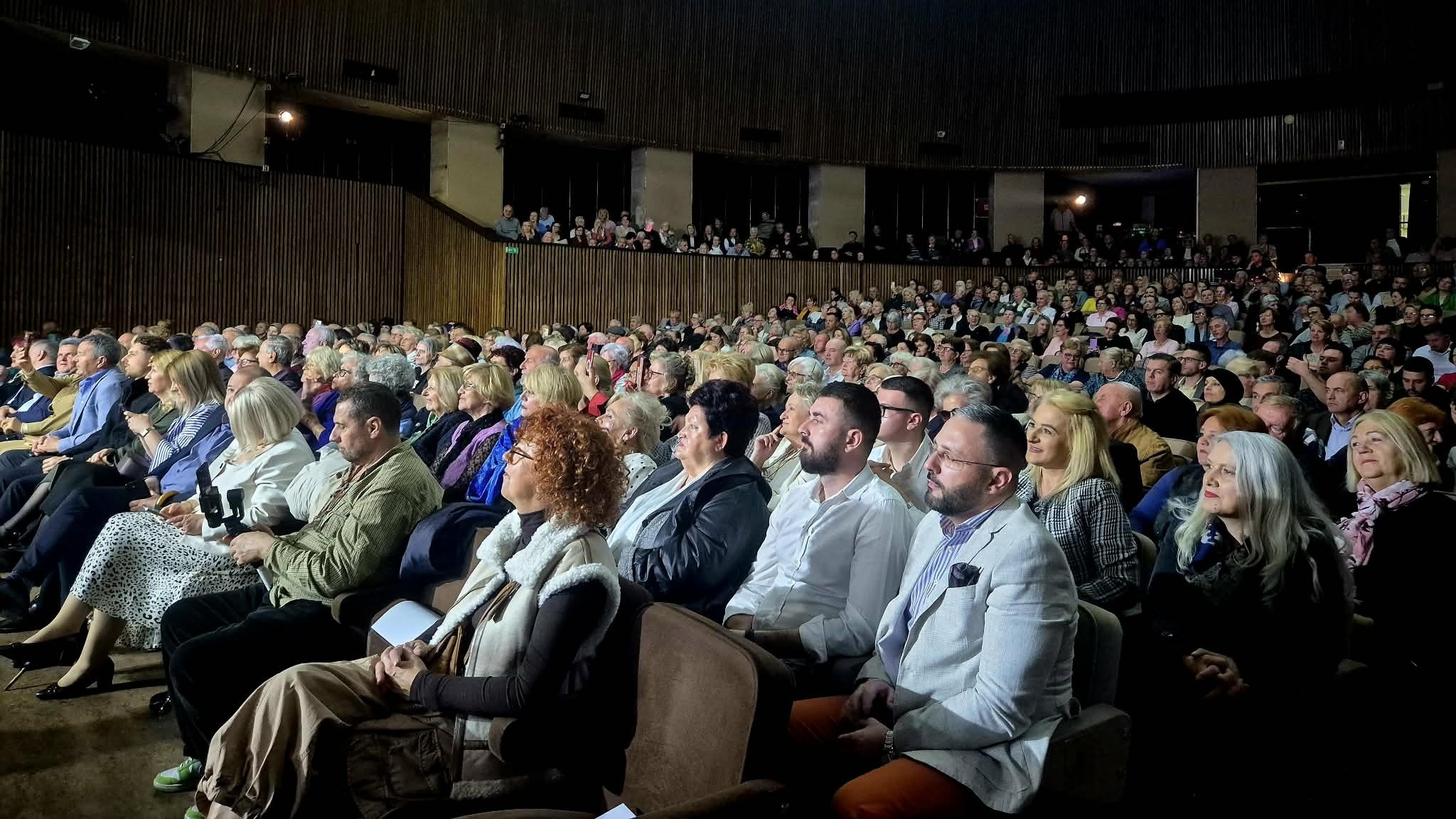 function r(){if(it(n),n.value===Hm){let o=null;throw new D(-950,o)}return n.value}