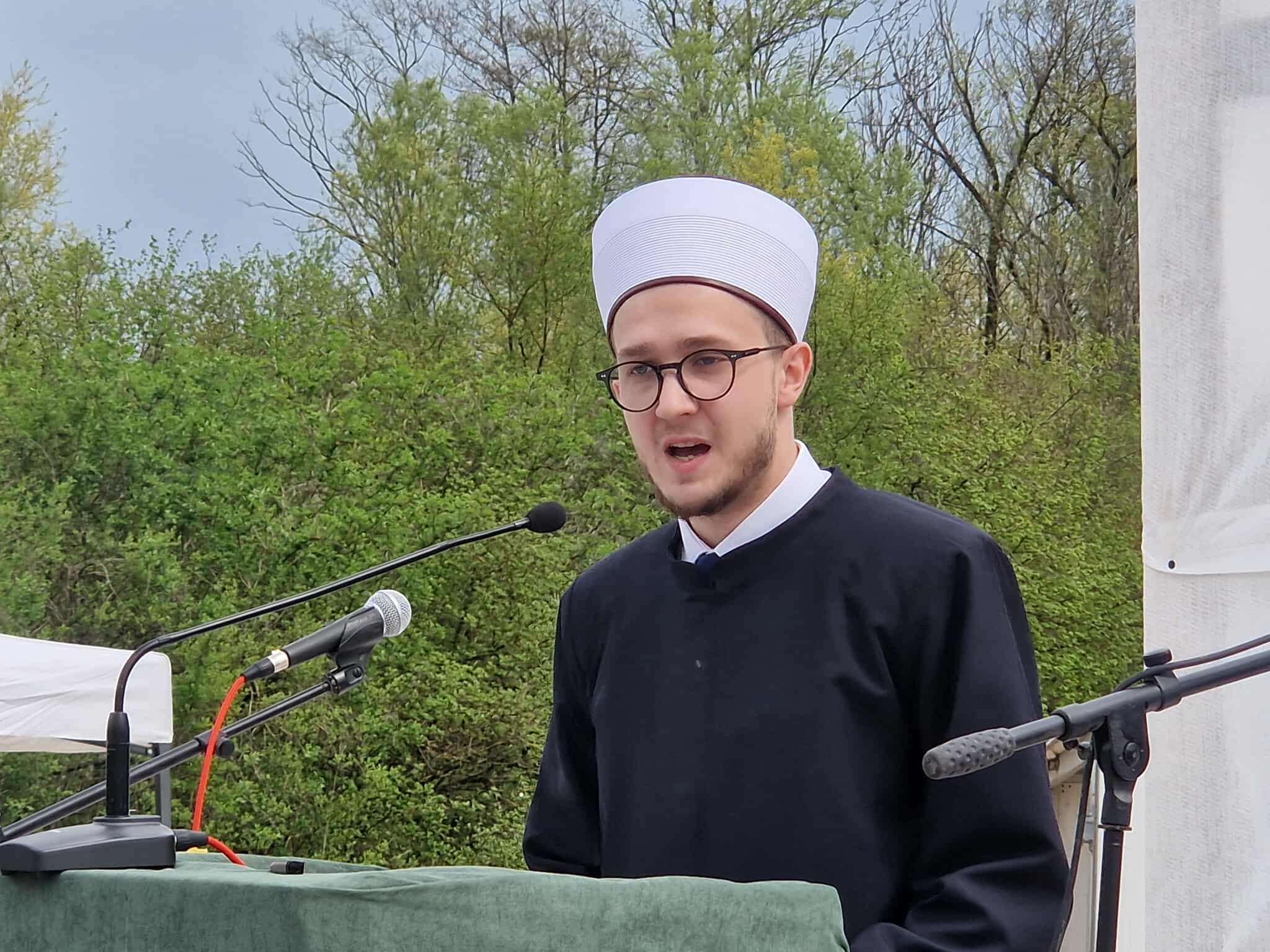 function r(){if(it(n),n.value===Hm){let o=null;throw new D(-950,o)}return n.value}