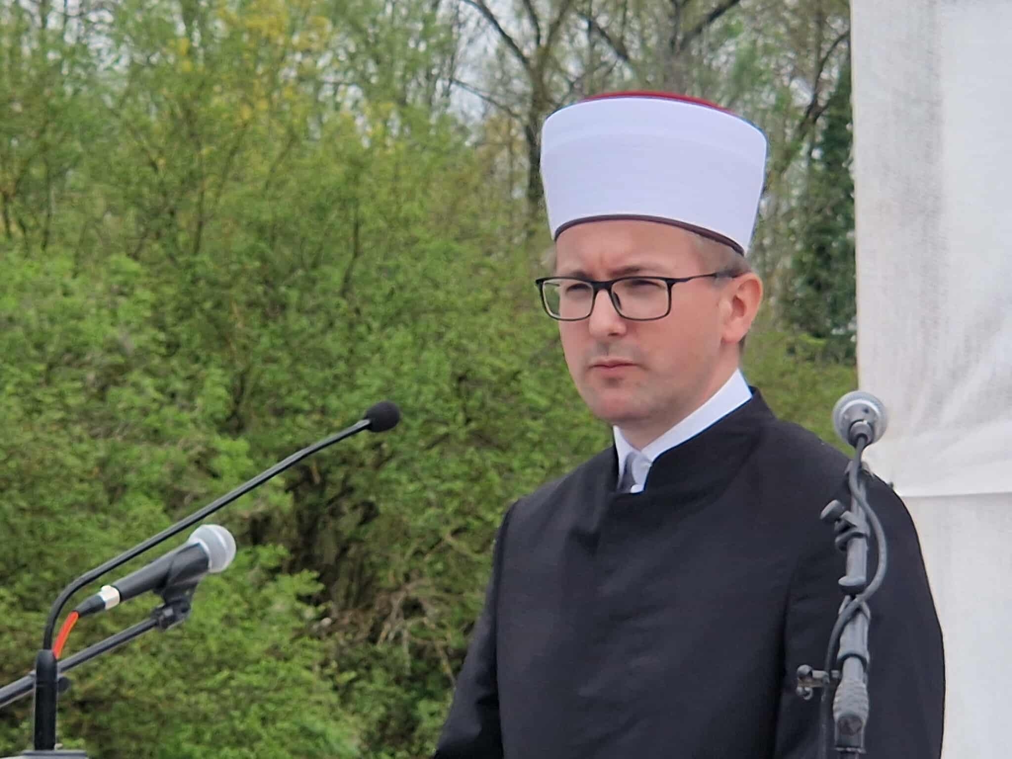 function r(){if(it(n),n.value===Hm){let o=null;throw new D(-950,o)}return n.value}