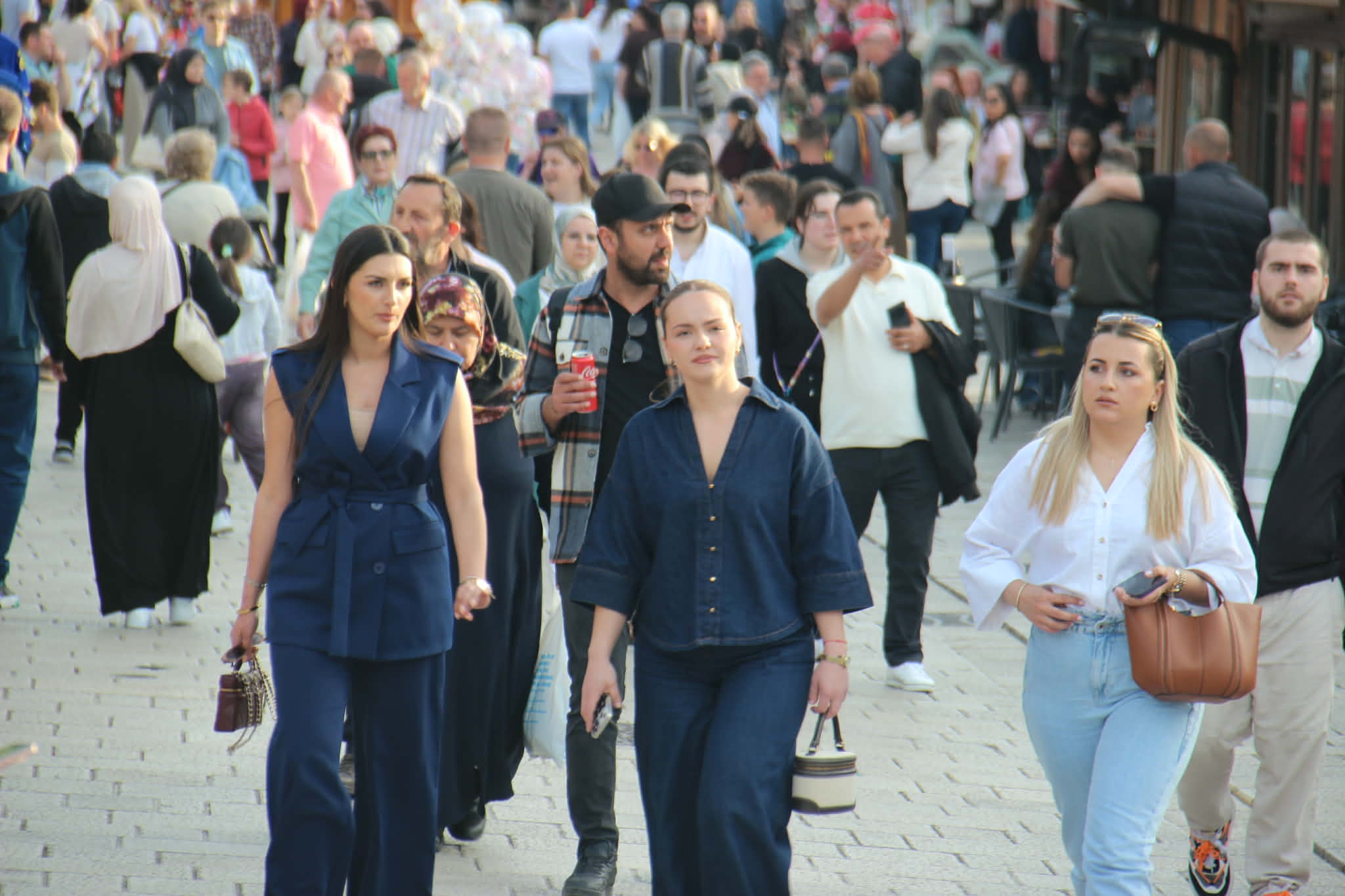 function r(){if(it(n),n.value===Hm){let o=null;throw new D(-950,o)}return n.value}