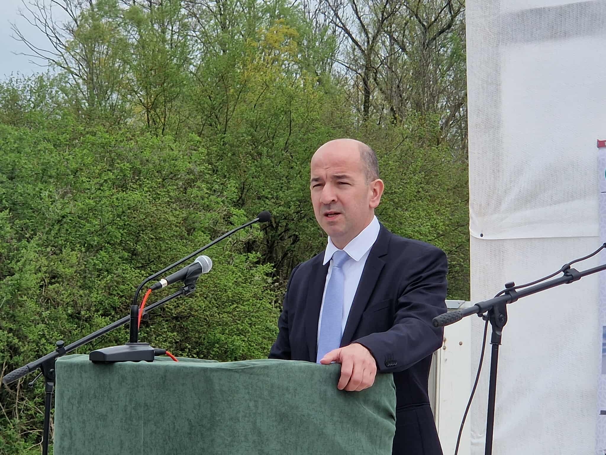 function r(){if(it(n),n.value===Hm){let o=null;throw new D(-950,o)}return n.value}