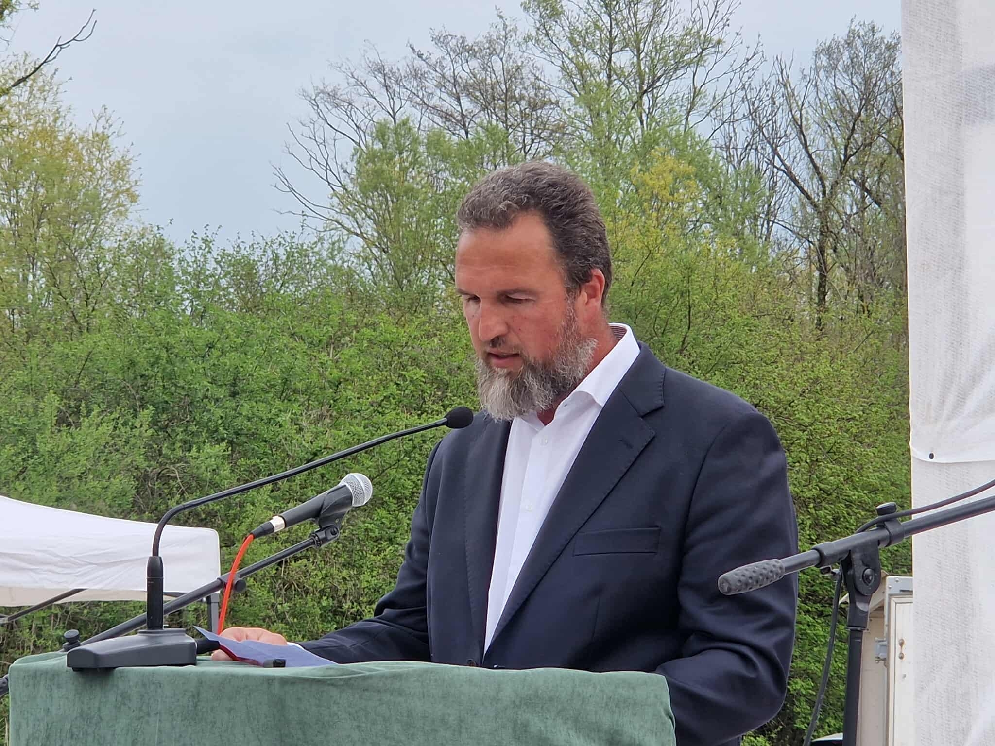 function r(){if(it(n),n.value===Hm){let o=null;throw new D(-950,o)}return n.value}