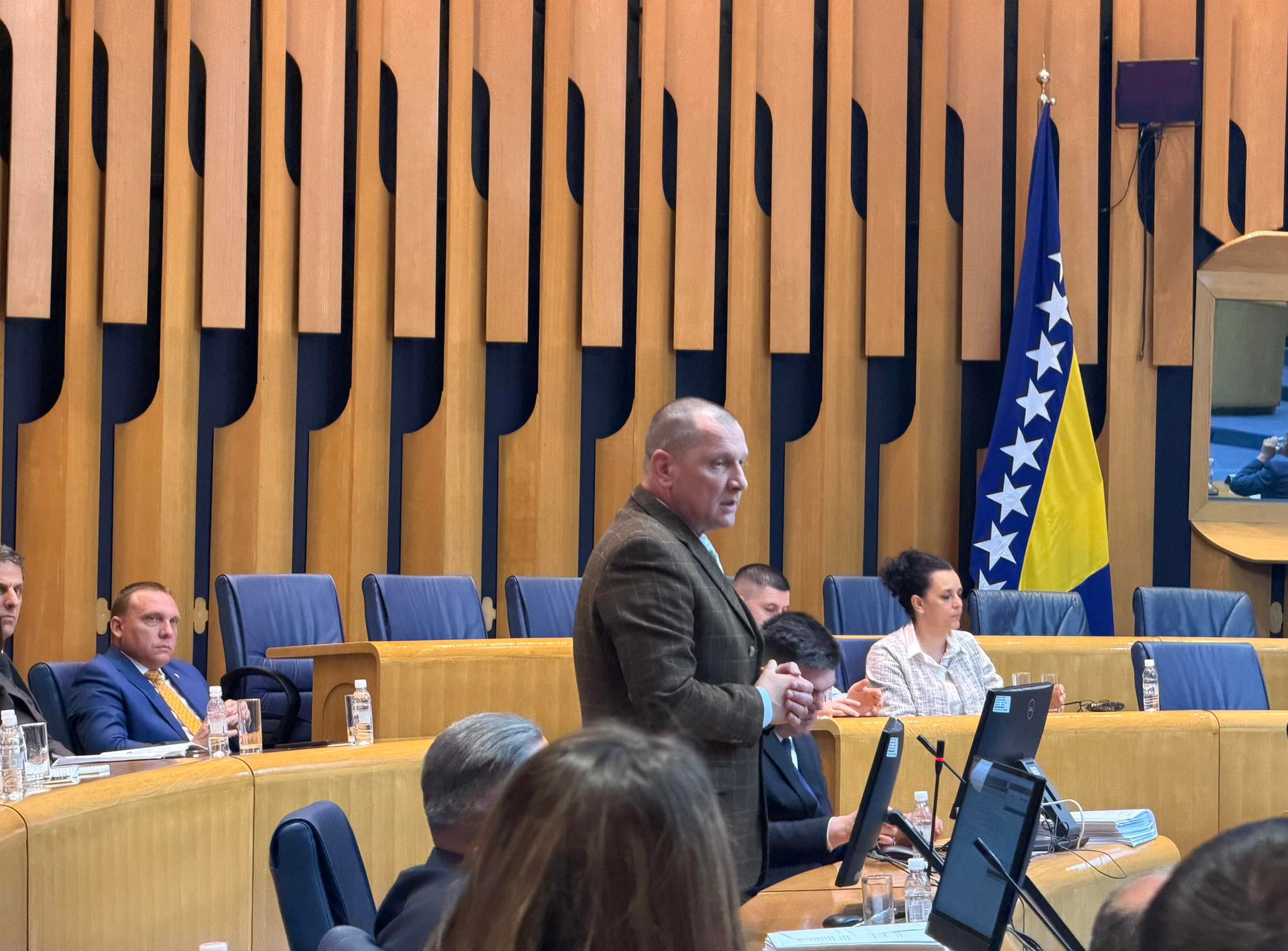 function r(){if(it(n),n.value===Hm){let o=null;throw new D(-950,o)}return n.value}