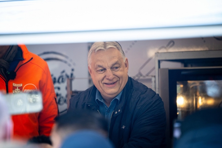 function r(){if(it(n),n.value===Hm){let o=null;throw new D(-950,o)}return n.value}