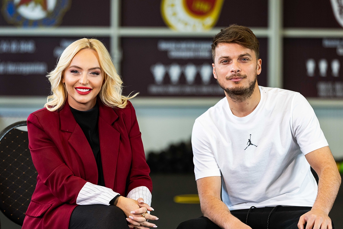 function r(){if(it(n),n.value===Hm){let o=null;throw new D(-950,o)}return n.value}