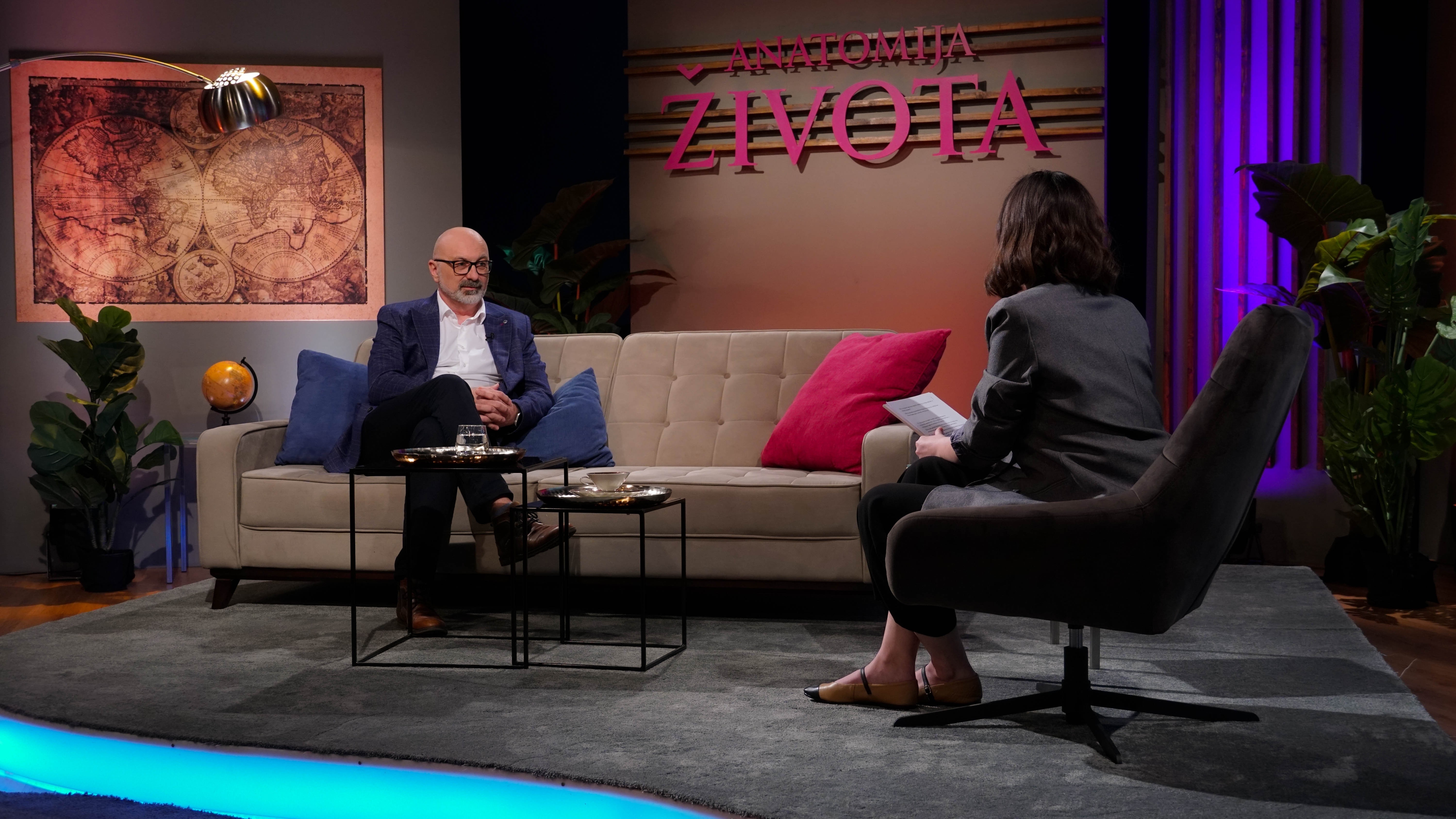 function r(){if(it(n),n.value===Hm){let o=null;throw new D(-950,o)}return n.value}