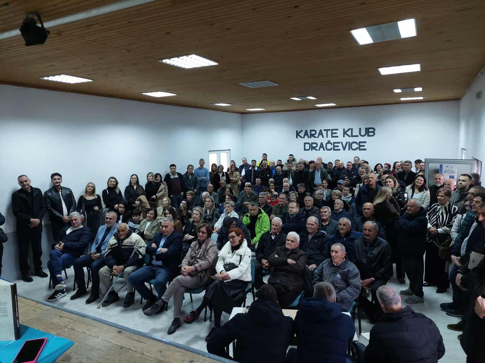 function r(){if(it(n),n.value===Hm){let o=null;throw new D(-950,o)}return n.value}