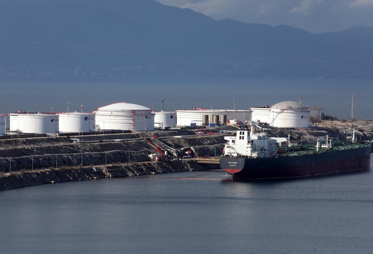 function r(){if(it(n),n.value===Hm){let o=null;throw new D(-950,o)}return n.value}