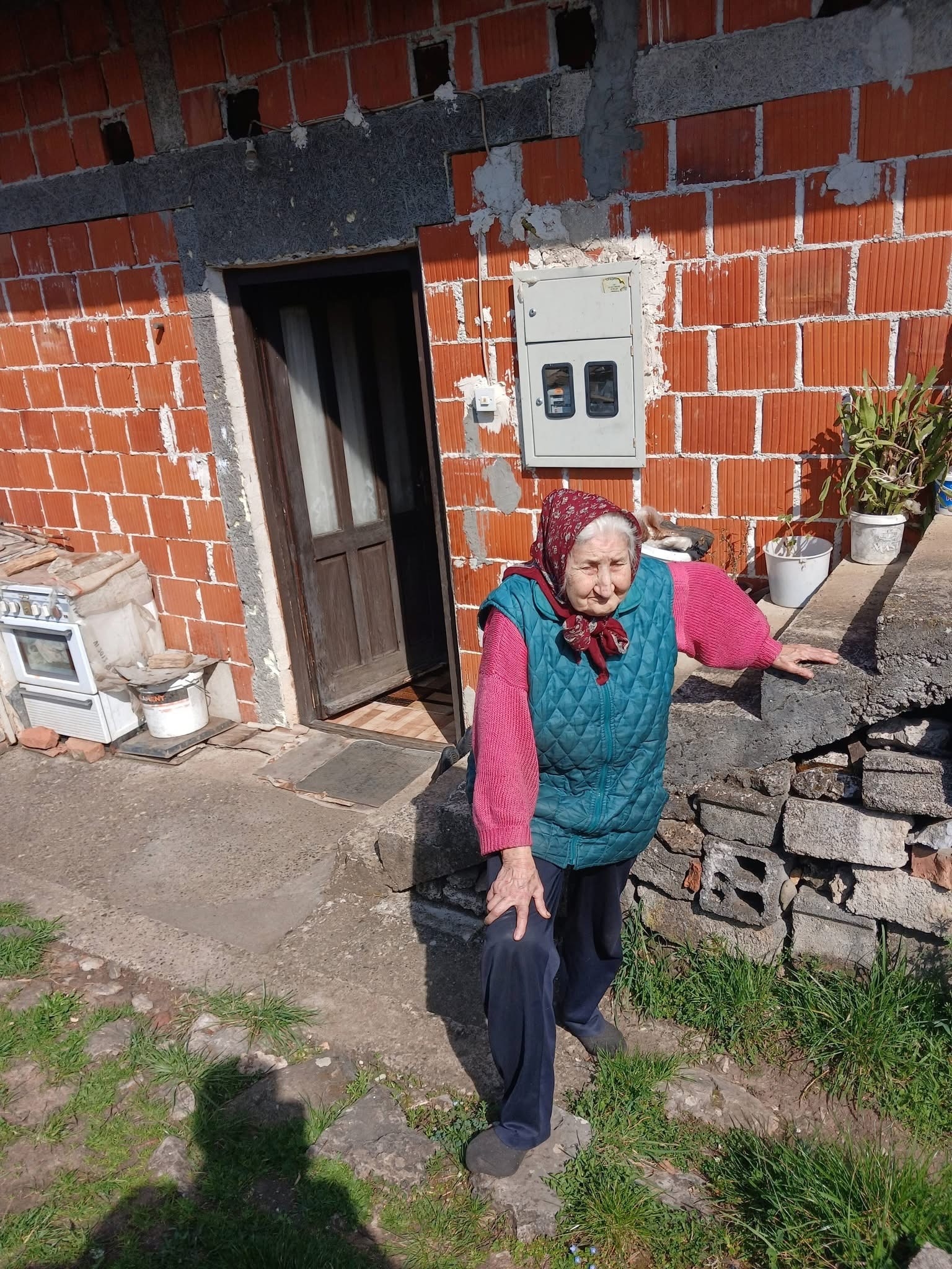 Otiđite na dženazu nani koja nije imala nikoga osim sestre i dobrih komšija