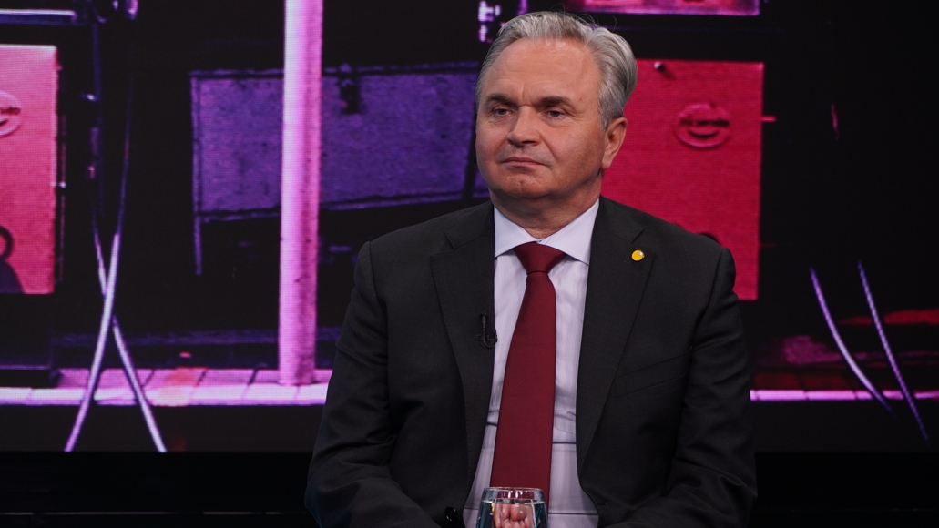 function r(){if(it(n),n.value===Hm){let o=null;throw new D(-950,o)}return n.value}